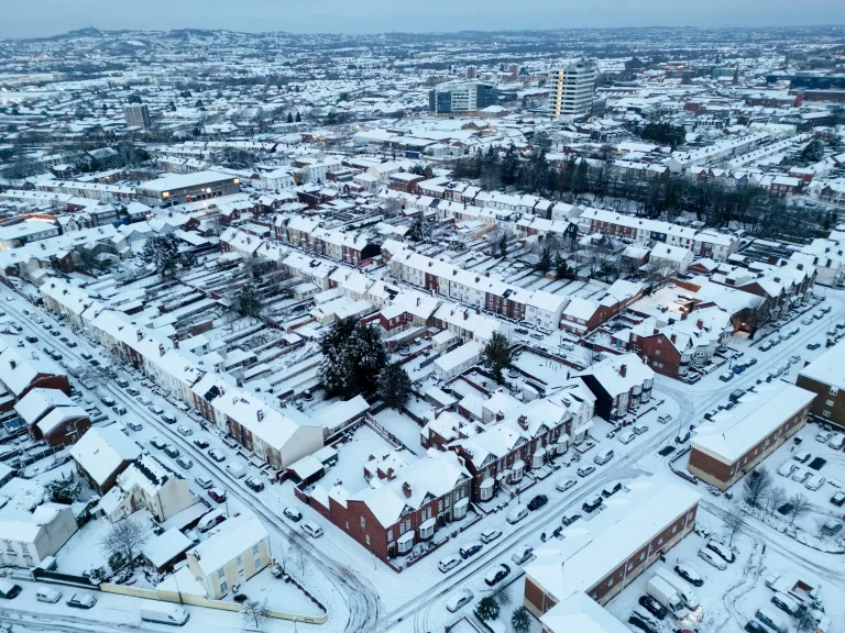 birmingham-wakes-thick-covering-snow-1050300745
